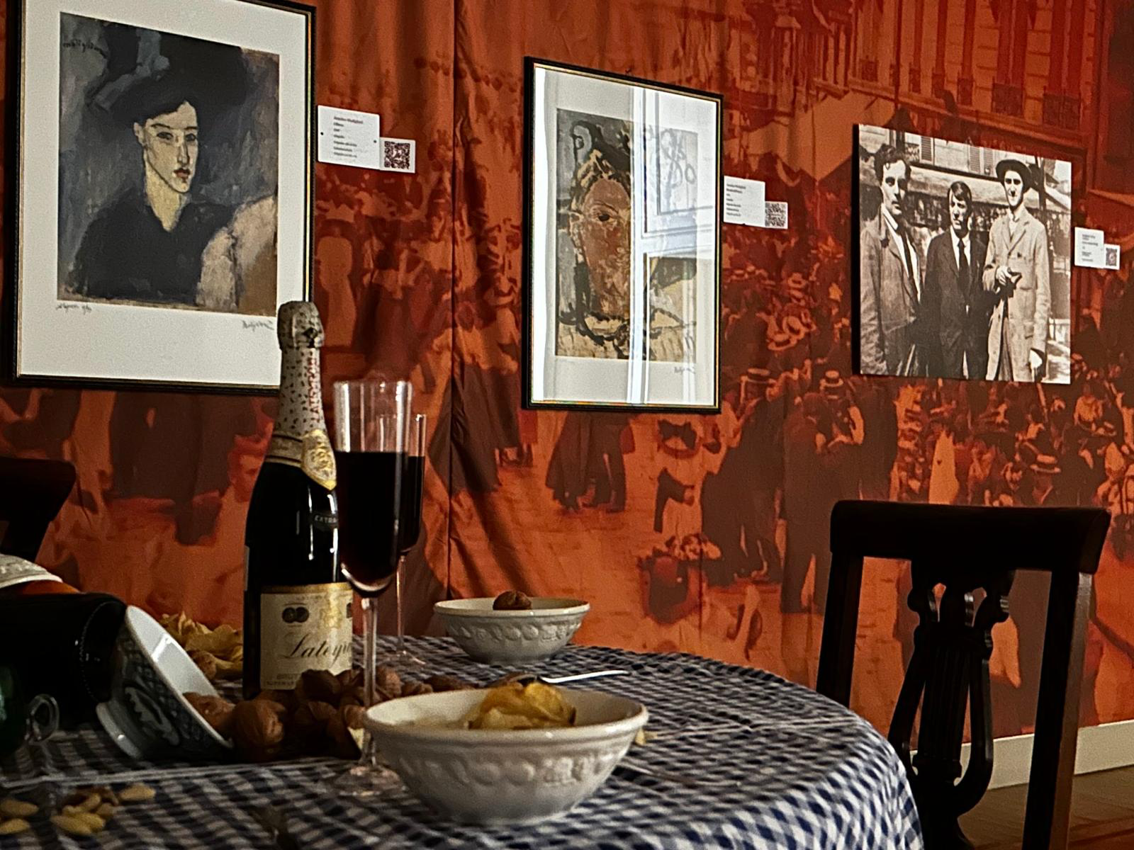 Immagini delle opere e fotografie storiche in un allestimento su Modigliani