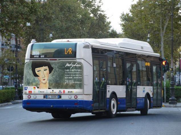 Un autobus con la campagna di comunicazione di una mostra dedicata a Modigliani
